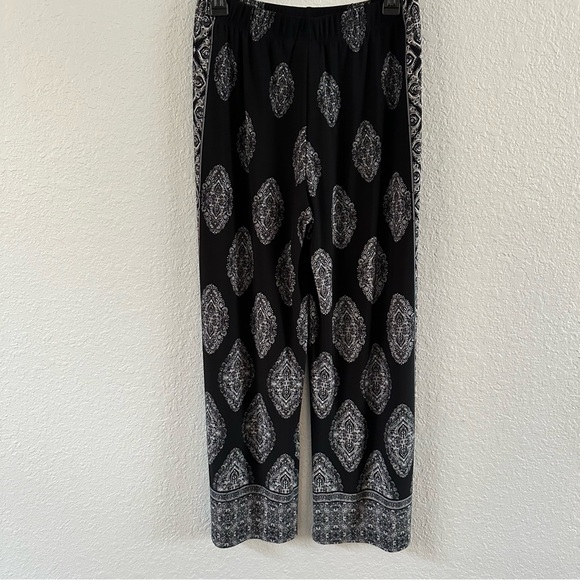 Elegant Black and White Wide-Leg Patterned Print Pants – Size XS - Picture 2 of 8